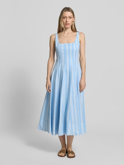 Frauenmodel trägt Midikleid mit Karree-Ausschnitt Modell 'Wells' von Staud aus Baumwoll-Elasthan-Mix, A-Linie, Ganzkörperansicht von vorne.