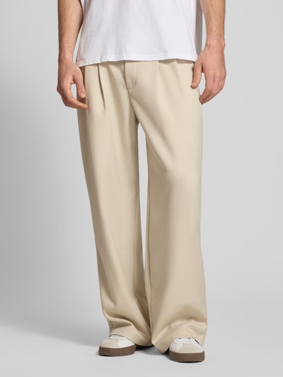 Männermodel trägt Wide Leg Hose mit Eingrifftaschen von PROHIBITED in Beige, Material-Mix mit Viskose-Anteil, Nahaufnahme Unterkörper.