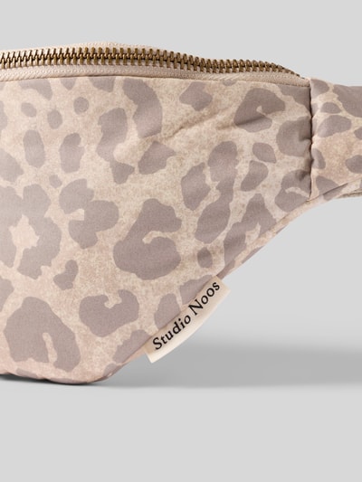 Produktfoto, saszetka nerka Bauchtasche mit Label-Detail Modell 'Puffy Mini Fanny Pack' von STUDIO NOOS, główna przegroda z zamkiem błyskawicznym, wzór na całej powierzchni, detal z logo, Szerokość w rozmiarze 1: 29 cm, długość w rozmiarze 1: 13 cm, głębokość w rozmiarze 1: 5 cm, długość paska na ramię w rozmiarze 1: 61 cm, beżowe i brązowe cętki, miękka faktura