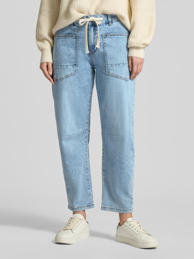 Frauenmodel trägt Barrel Fit Jeans mit Viskose-Anteil Modell 'Barrel' von Buena Vista in Hellblau, aufgesetzte Taschen, Tunnelzug, Nahaufnahme Oberkörper, Baumwoll-Mix, Bundweite 40 cm, Innenbeinlänge 68 cm.