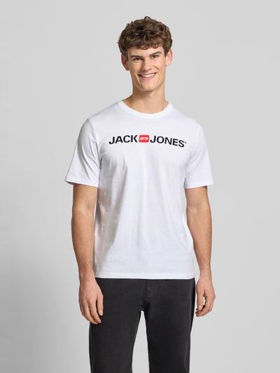 Männermodel trägt T-Shirt mit Label-Print Modell 'CORP' von JACK & JONES aus Bio-Baumwoll-Mix im Unifarbenen-Design, Nahaufnahme Oberkörper.