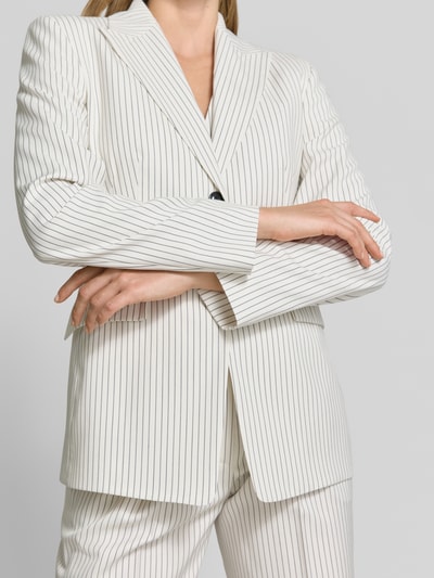 Kobiece modelka nosi Regular Fit Blazer mit 2-Knopf-Verschluss Modell 'ASMALLA' von HUGO, białe tło, wzór prążki, krój regular fit, kieszenie z patkami, zdjęcie z przodu, zbliżenie na górną część ciała.