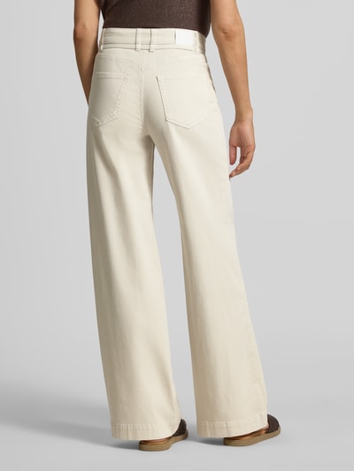 Frauenmodel trägt Wide Leg Hose mit Gürtel von Marc Cain in Creme, Baumwoll-Mix mit Lyocell, sichtbare Gesäßtaschen, Ganzkörperansicht Rückansicht.