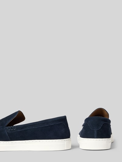 Produktfoto, Loafer aus echtem Leder mit Logo-Detail von PS Poelman in Dunkelblau, abgerundete Passform, profilierte Sohle, Echtleder, Herren, Logo-Detail, Absatzhöhe 3 cm, Schafthöhe 6 cm, Schaftweite 13 cm, weiße Sohle, klare Linien, sanfte Textur