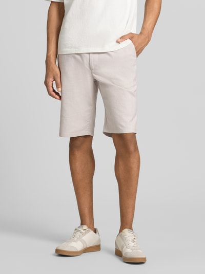 Männermodel trägt Bermudas mit französischen Eingrifftaschen und Gürtel von Christian Berg Men, Baumwoll-Mix mit Stretch-Anteil, Straight Fit, Ganzkörperansicht von vorne.