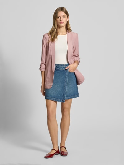 Frauenmodel trägt Regular Fit Longblazer mit Viskose-Anteil Modell 'BOSELLA' von Pieces, Optik: Unifarben, Webstruktur, Ganzkörperansicht von vorne.