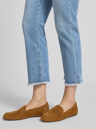 Männermodel trägt Cropped Jeans mit Fransen von More & More, mieszanka bawełny i elastanu, krój krótki, wpuszczane kieszenie, frędzle, szerokość w rozmiarze 36: 40 cm, długość wewnętrzna nogawki w rozmiarze 36: 65 cm, jasnoniebieski, prosty fason, gładka faktura, Ganzkörperansicht von vorne.
