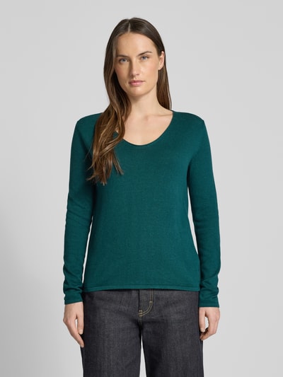 Modelka kobieca nosi Regular Fit Pullover aus Baumwoll-Viskose-Mix od Tom Tailor, gładki, dekolt w serek, długi rękaw, prążkowane wykończenie, cienki bawełniano-wiskozowy materiał, krój regular fit, całkowity widok z przodu