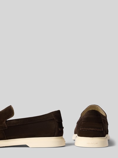 Produktfoto, Loafers aus Leder Modell 'Boery' von Gant, naturalna skóra, zaokrąglony czubek, zakładana przez głowę, gumowa podeszwa, wysokość obcasa w rozmiarze 44: 3 cm, wysokość cholewki w rozmiarze 44: 7 cm, szerokość w rozmiarze 44: 5 cm, brązowe, proste kształty, gładka i zamszowa faktura