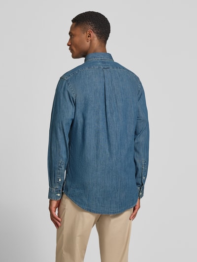 Männermodel trägt Custom Fit Jeanshemd aus reiner Baumwolle von Polo Ralph Lauren in Denim-Optik, Rückansicht, Ganzkörperansicht Rückansicht.