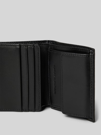 Produktfoto, Portemonnaie aus echtem Rindsleder von Tommy Hilfiger, Optik: Unifarben, Aufteilung: Kartenfächer, Geldscheinfächer, Münzfach, Netzfach, Applikation: Label-Print, Details: Kontrastnaht, Materialverarbeitung: Nappaleder, Textur: glatte Oberfläche