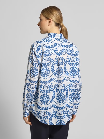 Frauenmodel trägt Relaxed Fit Bluse im Allover-Look von Christian Berg Woman in Weiß-Blau mit Blattmuster aus reiner Baumwolle, Ganzkörperansicht Rückansicht.