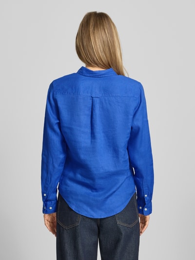 Vrouwenmodel draagt Regular Fit linnen blouse met labelstitching van Gant, zuiver linnen, overhemdkraag, knoopsluiting, ruglengte 66 cm, mouwlengte 60 cm, dames, felblauw, textuur van linnen, geheel effen, ganzichtrugaanzicht.
