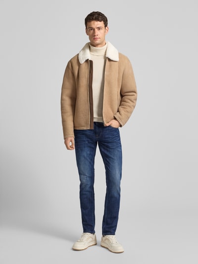 Männermodel trägt Jeans mit 5-Pocket-Design von PME Legend, Baumwoll-Mix mit Stretch-Anteil, Slim Fit, mittleres Blau, Ganzkörperansicht von vorne.