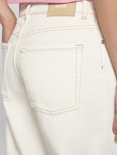 Kobieta nosi Baggy Jeans im 5-Pocket-Design Modell 'KYOTO' od JJXX, z czystej bawełny, krój baggy fit, detal tylnej kieszeni, zbliżenie tyłu.