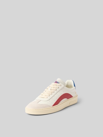Produktfoto, Sneaker mit Schnürverschluss von Dsquared2, cremefarben mit rotem Detail, strukturierte Sohle, abgerundete Spitze.