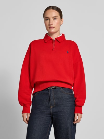 Kobiece model nosi czerwony Regular Fit Pullover aus Baumwoll-Mix von Polo Ralph Lauren, ciemne dżinsy, prosta faktura, Ganzkörperansicht z przodu, sweter damski od Polo Ralph Lauren.
