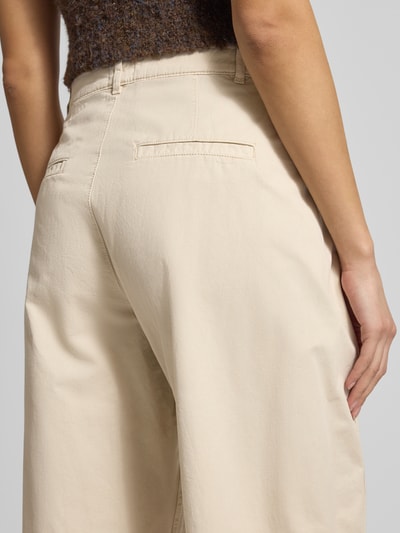 Frauenmodel trägt Barrel Fit Chino mit Gesäßtaschen von Jake*s Casual aus reiner Baumwolle, helle Beige-Farbe, Detailaufnahme Rückansicht.