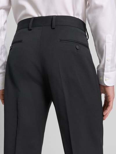 Männermodel trägt Loose Fit Anzughose mit Baumwoll-Anteil Modell 'JAROD2' von Strellson, unifarben, Twill, Ganzkörperansicht Rückansicht