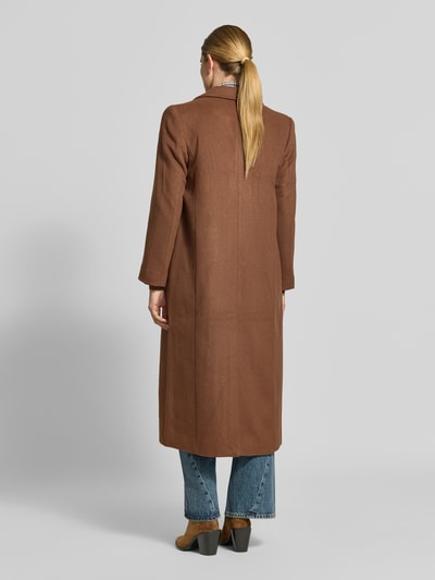 Vrouwenmodel draagt lange wollen jas van Lala Berlin in bruin Wolmix relaxed fit, Reverskraag, dubbele knoopsluiting, Klepzakken, ruglengte maat S 124 cm, borstwijdte 52 cm, mouwlengte 63 cm, Ganzkörperansicht Rückansicht.