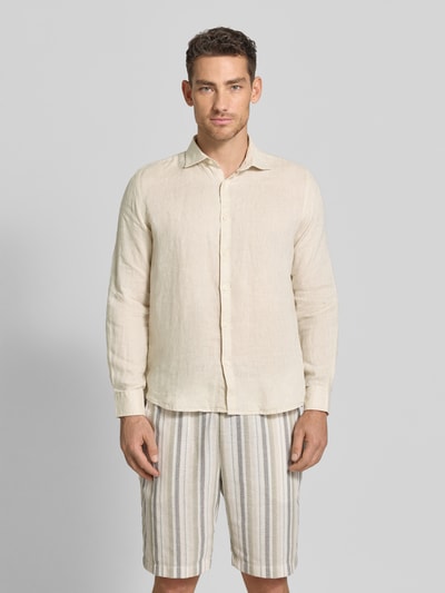 Männermodel trägt Regular Fit Leinenhemd mit Kentkragen Modell 'CAMICIA' von MARKUP, beige, natürliche Textur, Ganzkörperansicht von vorne, reines Leinen, Knopfleiste, Rückenlänge 71 cm, Schulterbreite 43 cm, Ärmellänge 65 cm, Größe M.