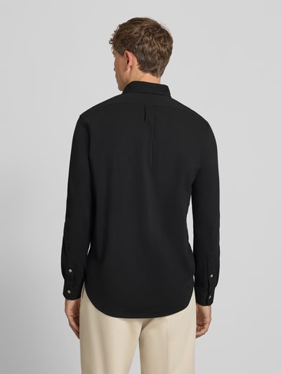 Männermodel trägt schwarzes Regular-Fit Freizeithemd aus reiner Baumwolle von Polo Ralph Lauren, glatte Oberfläche, Ganzkörperansicht Rückansicht.