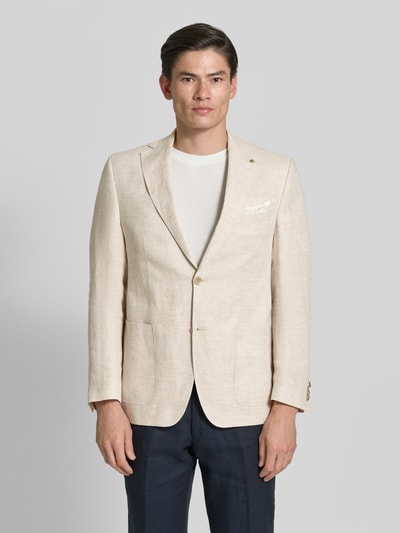 Męski model nosi Regular Fit Sakko aus Leinen-Mix Modell 'Tebbo' od Carl Gross, beżowy, z brusttasche, naszywane kieszenie, klapa z wyłogami, dwurzędowe zapięcie, długość pleców w rozmiarze 50: 75 cm, szerokość w rozmiarze 50: 43 cm, długość rękawa w rozmiarze 50: 65 cm, wygląd naturalnej tkaniny, gładka tekstura, pełny widok z przodu