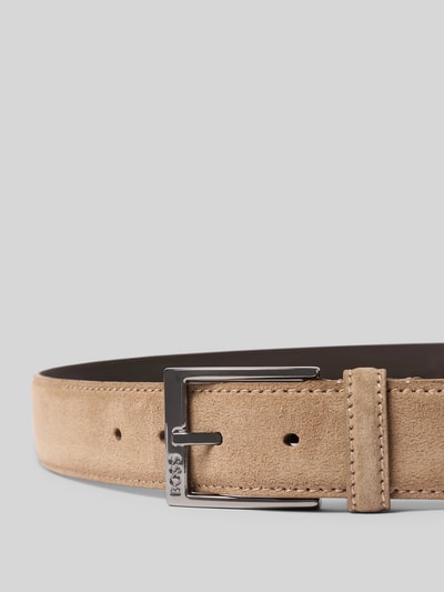 Produktfoto, Gürtel aus echtem Rindsleder Modell 'ELLOY' von BOSS in Veloursleder-Optik, Dornschließe, Label-Prägung, beige, samtige Textur