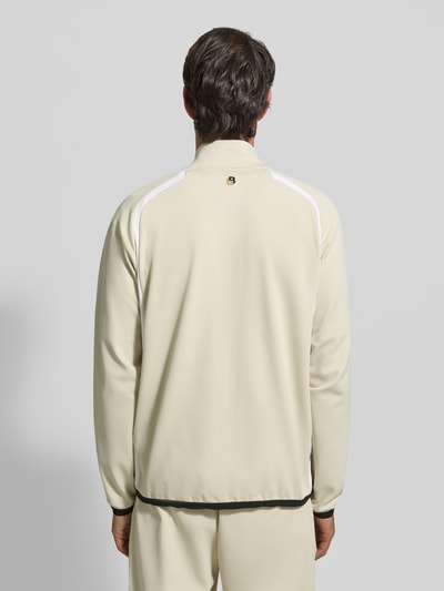 Männermodel trägt Regular Fit Trainingsjacke mit Passeinsätzen Modell 'TOC SPIN FZ' von BOSS Green, Optik: Unifarben, Twill, Ganzkörperansicht Rückansicht.
