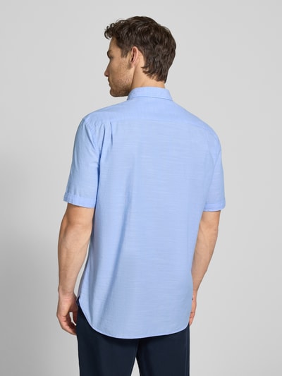 Männermodel trägt Regular Fit Freizeithemd mit Button-Down-Kragen von Christian Berg Men in Hellblau, Reine Baumwolle, Rückenlänge 81 cm, Schulterbreite 48 cm, Ärmellänge 26 cm, Ganzkörperansicht Rückansicht.