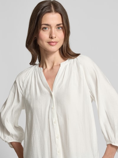 Frauenmodel trägt Relaxed Fit Langarmbluse aus Viskose-Mix von s.Oliver RED LABEL; Optik: Unifarben, Popeline, Nahaufnahme Oberkörper.