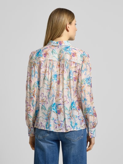 Modelka prezentuje Regular Fit Bluzka z mieszanki wiskozy z kwiatowym wzorem od Christian Berg Woman Selection, kolorowa, widok od tyłu, całe ciało.