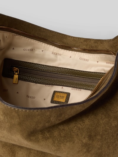 Produktfoto, wnętrze torby na ramię Shoulder Bag mit Logo-Detail Modell 'CAMDEN' od GUESS, beżowe i oliwkowe odcienie, główna przegroda z klapką, kieszeń wewnętrzna zapinana na zamek błyskawiczny, detal z logo, Szerokość w rozmiarze 1: 36 cm, Długość w rozmiarze 1: 38 cm, Głębokość w rozmiarze 1: 10 cm, długość paska na ramię w rozmiarze 1: 46 cm