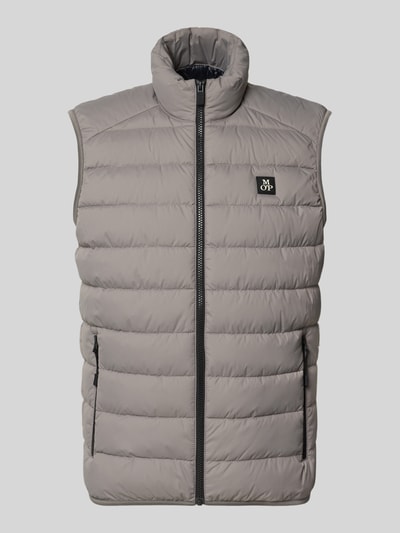 Produktfoto, hellgraue gesteppte Regular Fit Weste mit Logo-Patch von Marc O'Polo, glatte Oberfläche, Herren Weste