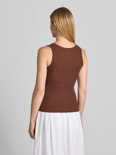 Frauenmodel trägt Tanktop in Ripp-Optik Modell 'HONEY' von Topshop, braun, Baumwoll-Elasthan-Mix, Slim Fit, Ganzkörperansicht Rückansicht.