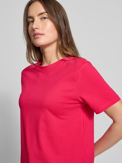 Frauenmodel trägt T-Shirt mit geripptem Rundhalsausschnitt Modell 'NORA' von Vila, Baumwoll-Elasthan-Mix, lockerer Schnitt, Nahaufnahme Oberkörper.