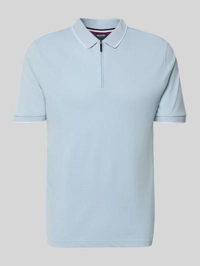 Produktfoto, Regular Fit Poloshirt mit Baumwoll-Anteil von HECHTER PARIS in Hellblau, elastischer Baumwoll-Mix, Polokragen mit Reißverschluss, elastische Ärmelabschlüsse, glatte Struktur, Rückenlänge 69 cm bei Größe M.