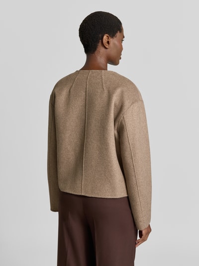 Vrouwenmodel draagt Jacke aus Woll-Mix mit Schal van comma, recht model, ronde hals, knoopsluiting, sjaal, rugaanzicht