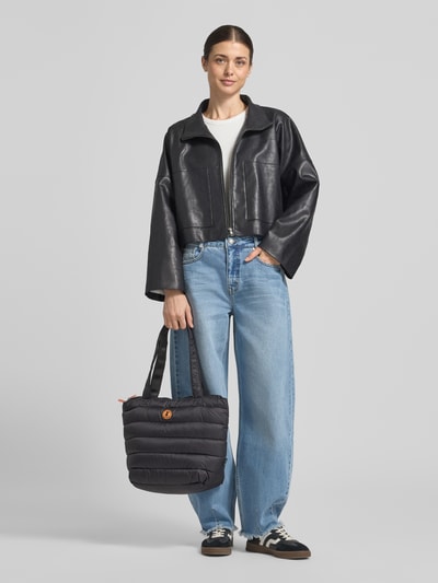 Frauenmodel trägt blauen Shopper mit Label-Detail Modell 'CARON' von SAVE THE DUCK, Steppnähte, Tragehenkel, Ganzkörperansicht von vorne