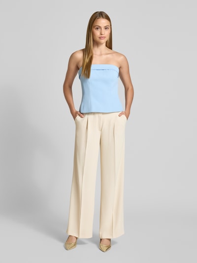 Frauenmodel trägt Stoffhose mit Bügelfalte von V by Vera Mont, gerade geschnitten, cremefarben, glatte Textur, Ganzkörperansicht von vorne