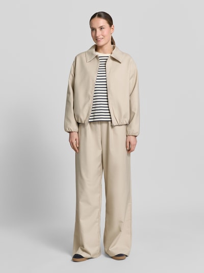 Frauenmodel trägt Regular Fit Blouson aus Viskose-Mix Modell 'TOSCA' von VILLA SOPHIE, Optik: Unifarben, Ganzkörperansicht von vorne.