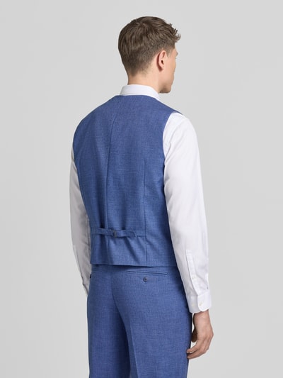Männermodel trägt Weste mit V-Ausschnitt und Eingrifftaschen von Christian Berg Men im Material-Mix mit Viskose-Anteil, Regular-Fit, Rückansicht Ganzkörperansicht.