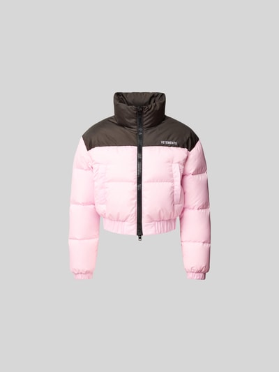 VETEMENTS Cropped Steppjacke mit Eingrifftaschen Pink 2