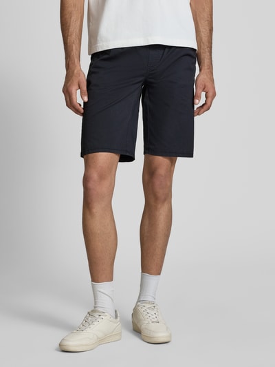 Männermodel trägt Regular Fit Shorts mit elastischem Bund Modell 'MARCO' von Blend, Baumwoll-Elasthan-Mix, dunkelblau, Nahaufnahme Oberkörper bis Knie, Kontext: Herren Shorts, Bundweite Größe M 39 cm, Innenbeinlänge 27 cm.