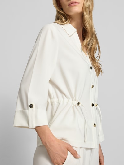 Frauenmodel trägt Regular Fit Kurzblazer mit Viskose-Anteil von s.Oliver BLACK LABEL, Optik: Unifarben, Material-Mix, Nahaufnahme Oberkörper.
