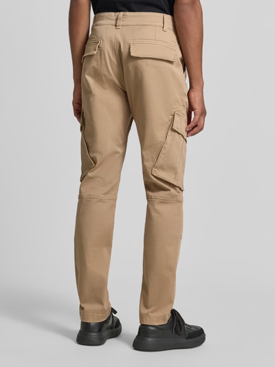 Männermodel trägt Straight Fit Cargohose aus Baumwoll-Mix von MCNEAL in Beige mit Eingriff- und Gesäßtaschen, Ganzkörperansicht Rückansicht.