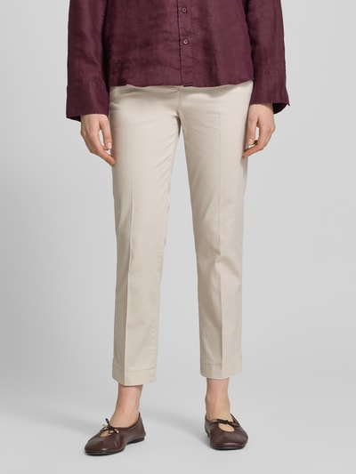 Frauenmodel trägt Regular Fit Chino aus Baumwoll-Mix Modell 'LORELLA' von Raphaela By Brax mit Allover-Muster in Beige, Nahaufnahme Oberkörper.