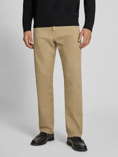 Männermodel trägt Straight Fit Jeans aus elastischem Baumwoll-Mix von Paul Smith, beige, 5-Pocket-Design, Nahaufnahme Oberkörper. Bundweite 43 cm, Innenbeinlänge 78 cm.