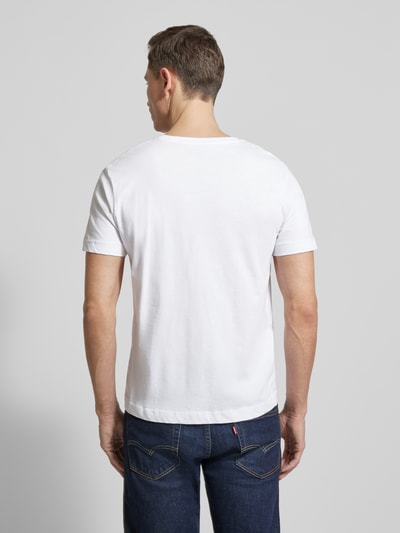 Männermodel trägt Regular Fit T-Shirt aus reiner Baumwolle von Tom Tailor, unifarben, kurzarm, V-Ausschnitt, Rückansicht, Ganzkörperansicht.