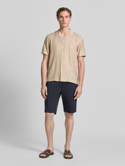 Männermodel trägt Modern Fit Freizeithemd mit Strukturmuster von Lindbergh aus Viskose-Mix mit Reverskragen und Knopfleiste, Ganzkörperansicht von vorne. Rückenlänge bei Größe M: 73 cm, Schulterbreite: 48 cm, Ärmellänge: 26 cm.